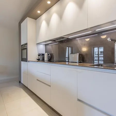 Heart Of Luxury - Steps From & Palais Appartement