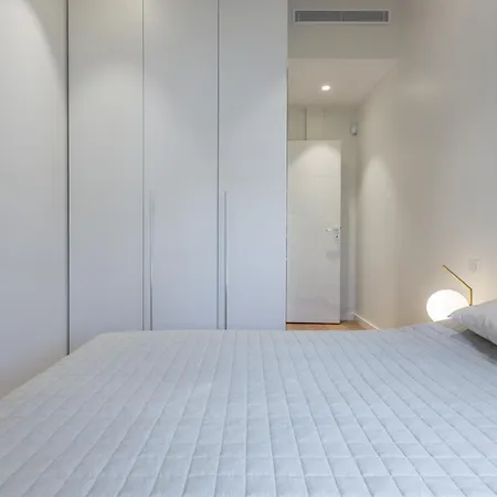 Heart Of Luxury - Steps From & Palais Apartman *
