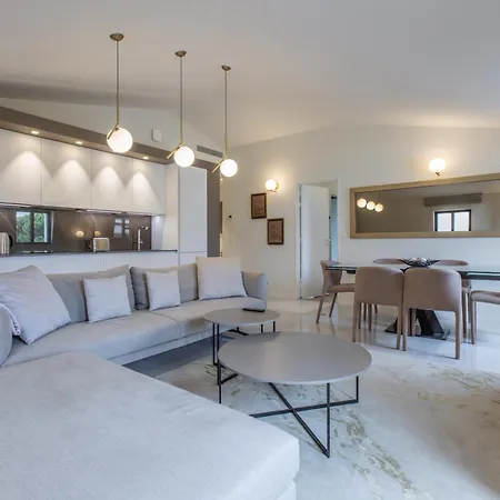 Heart Of Luxury - Steps From & Palais Apartman *