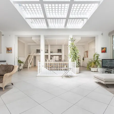 Heart Of Luxury - Steps From & Palais Apartman *